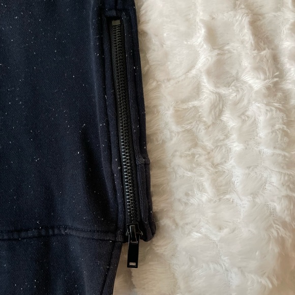 Mossimo Young men’s pre-owned dark blue with white sprinkles sweater. Size (M). - Picture 6 of 9